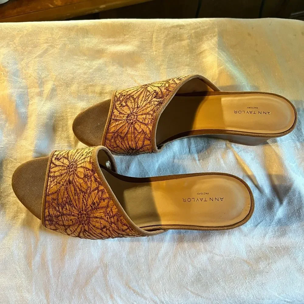 Ann Taylor Factory Slide on Sandals Offset style 2” wedge Floral tone on tone - Picture 5 of 5